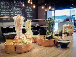 Bukan Sulap Bukan Sihir! Mie Ini Disajikan Melayang!