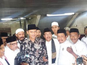 Agus Harimurti Jadi Rebutan Selfie Usai Salat Jumat di Istiqlal