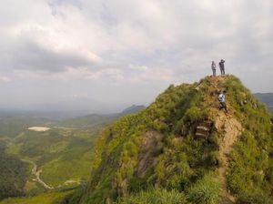 Gunung Batu yang Tengah Naik Daun di Jonggol