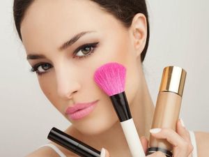 Ini Persiapan Makeup Artist Saat Mendandani Selebriti di Grammy Awards Ini Persiapan Makeup Artist Saat Mendandani Selebriti di Grammy Awards
