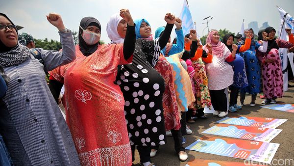 Aksi Buruh Minta Cuti Melahirkan 14 Minggu