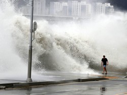Badai Topan Chaba Bantai Kota Busan