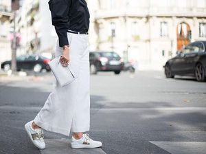 Wanita Kini Lebih Suka Beli Sneakers Daripada High Heels, Mengapa?