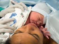 Kena Biaya Skin to Skin Contact dengan Bayinya, Curhatan Ayah Ini Jadi Viral