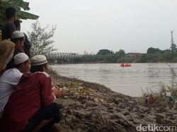 Keluarga Santri Perahu Tenggelam di Bengawan Solo Berharap Korban Selamat