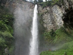 Begini Cantiknya Air Terjun Sipiso-Piso di Sumut
