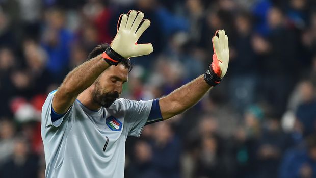 Italy's goalkeeper Gianluigi Buffon greets fans at the end of the WC 2018 football qualification match between Italy and Spain on October 6, 2016 at the Juventus stadium in Turin. The match ended on a 1-1 draw. / AFP PHOTO / GIUSEPPE CACACE