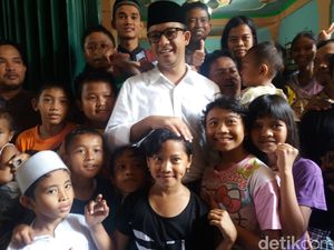 Saat Anies Ajak Anak-anak Foto Bareng dan Cicipi Masakan Warga di Jakbar