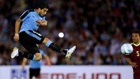 Tambahan tiga poin ini membuat Uruguay kokoh di puncak klasemen dengan 19 poin dari sembilan laga, sementara Venezuela di posisi buncit dengan dua poin. REUTERS/Andres Stapff.