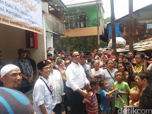 Cerita Anies Saat Dimintai Tolong Warga: Jangan Gusur Kami Pak
