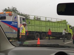 Truk Terguling di Km 119 Tol Cipali Arah Palimanan, Lalin Tersendat