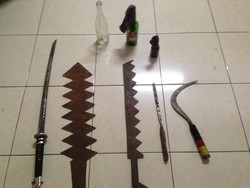 Aneka Senjata Tajam ini Disita Polisi dari Sekelompok Remaja di Kebon Jeruk