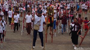 Ribuan Orang Asyik Bermain Egrang