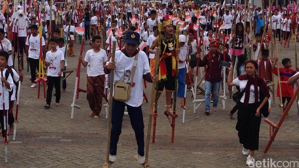 Ribuan Orang Asyik Bermain Egrang