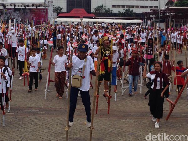 Ribuan Orang Asyik Bermain Egrang