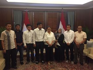 3 WNI yang Dibebaskan Abu Sayyaf Diserahkan Menlu Retno ke Keluarga