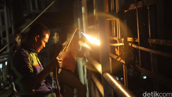 Pembongkaran Reklame Tak Berizin