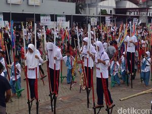 Kurang Koordinasi, Usaha Pecahkan Rekor Dunia Main Egrang pun Gagal