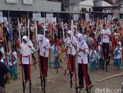 Kurang Koordinasi, Usaha Pecahkan Rekor Dunia Main Egrang pun Gagal