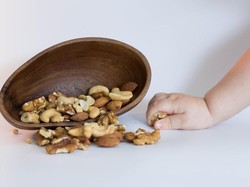 Hanya Beri Bayinya Buah dan Kacang-kacangan, Ibu Ini Ditangkap
