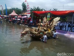 Ribuan Warga Berjubel Menyaksikan Carnival On The River Pasuruan