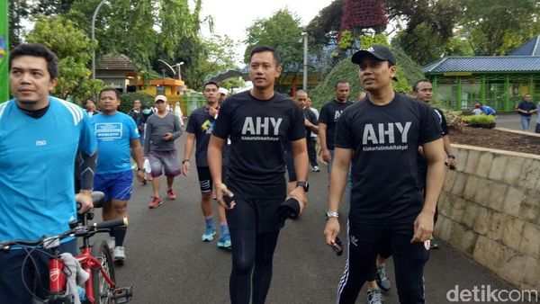 Agus Harimurti Lari Pagi di Ragunan