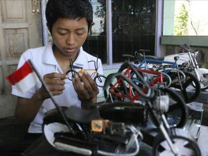 Seorang Pemuda Lulusan SMK di Jombang Sulap Barang Bekas Jadi Uang