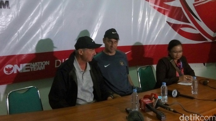 Pelatih timnas Indonesia, Alfred Riedl, bersama asistennya, Wolfgang Pikal, dalam konferensi pers setelah laga melawan Vietnam di Stadion Maguwoharjo, Sleman.