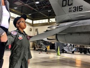 Kebahagiaan Bocah Pengidap Tumor Otak Langka Saat Jadi Pilot Sehari