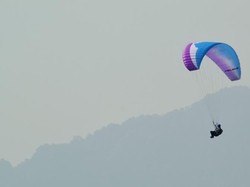 Libur Akhir Pekan, Saatnya Jajal Paralayang di Puncak