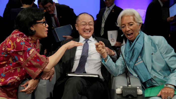 Jim Yong Kim diapit Menteri Keuangan RI Sri Mulyani dan Bos IMF Christine Lagarde. Foto: Reuters