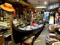 Unik! Toko Buku Perahu di Italia