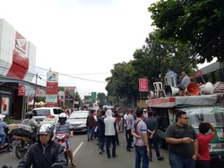 Massa Pendukung Nur Alam Gelar Aksi di Depan PN Jaksel, Jl Ampera Macet