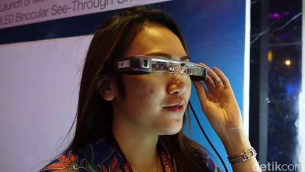 Terbangkan Drone dengan Kacamata Pintar Epson