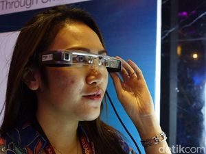 Terbangkan Drone dengan Kacamata Pintar Epson