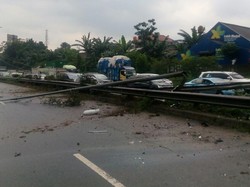 Fortuner Terbalik Usai Tabrak Tiang Lampu Jalan di KM 2 Tol JORR arah BSD