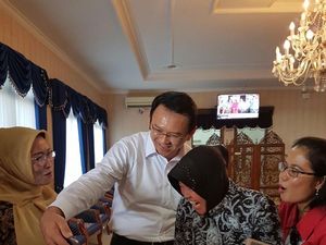 Momen Mesra Ahok dan Risma: Selfie hingga Gotong Royong Menangkan Pilkada