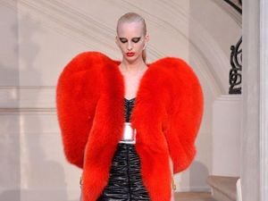 Whats Hot: Mantel Bulu Bentuk Hati Saint Laurent Incaran Fashionista Dunia