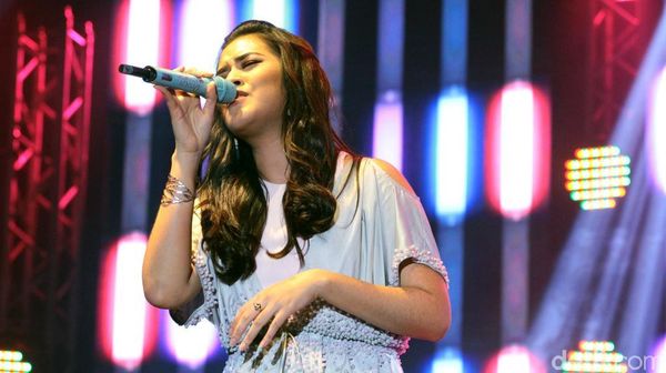 Awas Baper di Konser Raisa Handmade Tour 2016