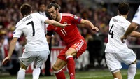 Gareth Bale menggocek bola untuk melewati dua pemain Georgia dalam pertandingan yang dihelat di Cardiff City Stadium, Senin (10/10/2016) dinihari WIB. Rebecca Naden/Reuters/detikFoto.