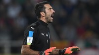 Gianluigi Buffon pensiun pada 2 Agustus 2023 di usia 45 tahun. Buffon memulai karier di Parma dan jadi legenda di Juventus, plus jadi pemain dengan caps terbanyak di Timnas Italia (176 laga) (Getty Images)