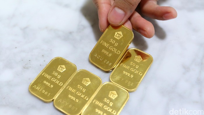 Pegawai BNI Syariah Rasuna Said Jakarta menunjukan logam mulia emas Antam, Senin (10/10/2016).  Menurut catatan Antam, harga emas atau Logam Mulia milik PT Aneka Tambang Tbk (Antam) hari ini stagnan di Rp 599.000/gram hari ini. Sementara harga pembelian kembali atau buyback dibuka naik Rp 1.000/gram.