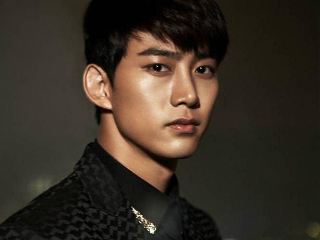 2PM Anniversary ke-9, Taecyeon Mulai Wajib Militer 2PM Anniversary ke-9, Taecyeon Mulai Wajib Militer