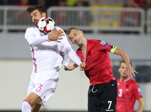 Media Spanyol Ini Minta Maaf ke Pique Terkait Berita Potong Lengan Jersey