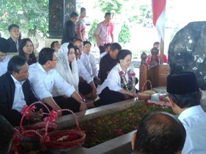 Saat Megawati dan Ahok Bersimpuh di Pusara Bung Karno