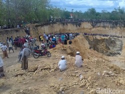 Tiga Warga Sampang Tertimbun Longsor Bukit Kapur