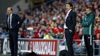 (Ki-ka) Pelatih Georgia Vladimir Weiss dan pelatih Wales Chris Coleman tampak serius mengamati jalannya pertandingan. Andrew Couldridg/Reuters/detikFoto.