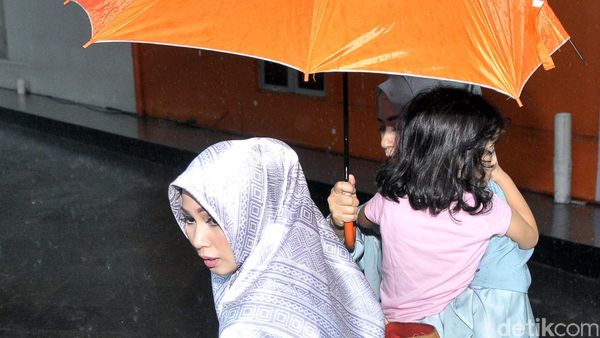 Puput Melati Terobos Hujan Bersama Putri Bungsunya
