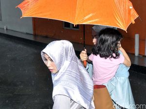 Puput Melati Terobos Hujan Bersama Putri Bungsunya