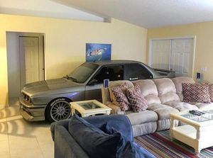 Sarapan Romantis di Samping BMW